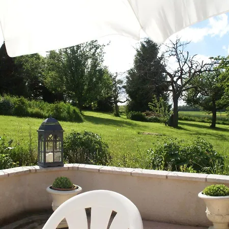 Traditional House With Garden In Dampsmesnil *