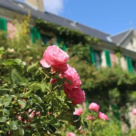 Traditional House With Garden In Dampsmesnil *